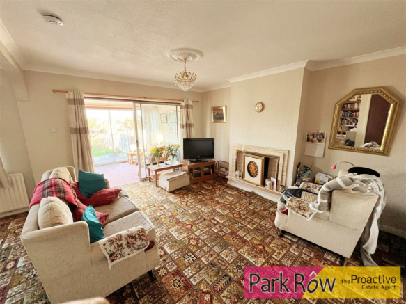 LOUNGE / DINING ROOM