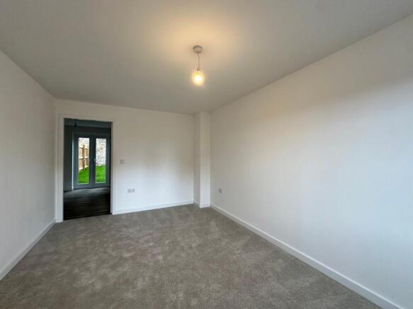 3 bed Semi-Detached to rent Image 4