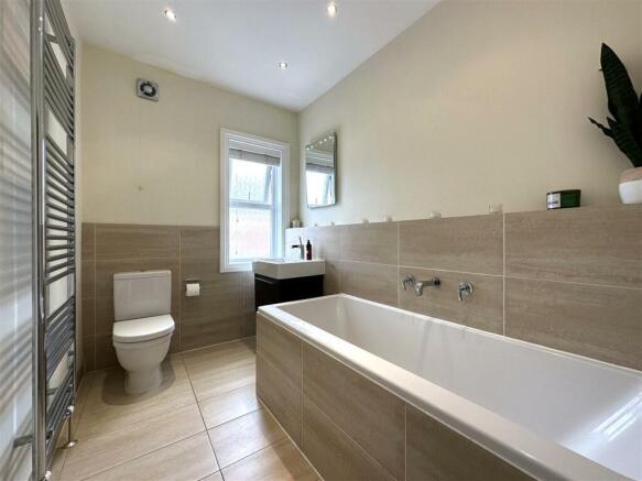 First Floor Bathroom 871