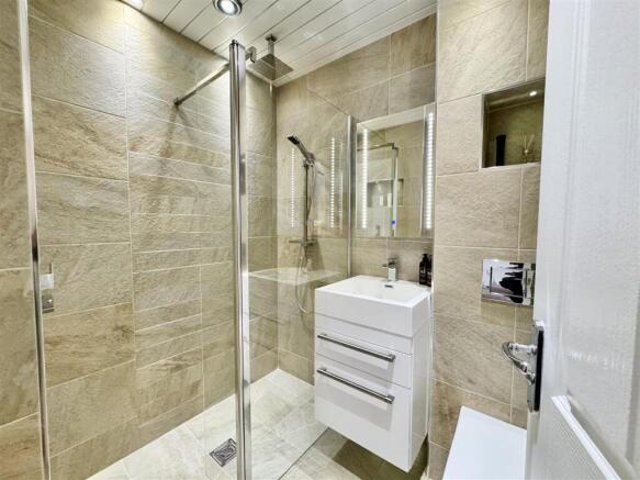 EN SUITE