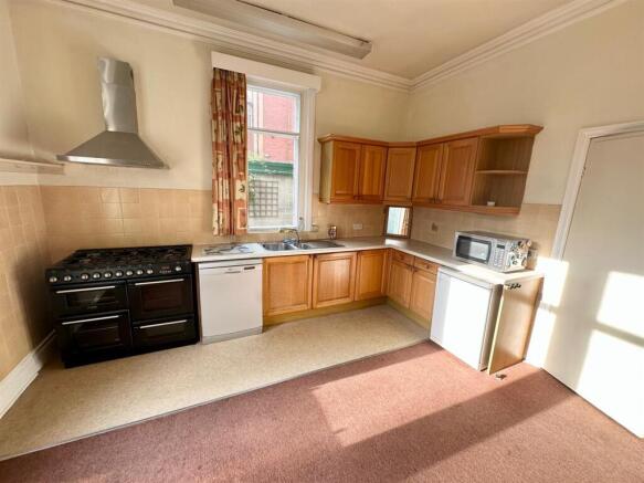7 bed Semi-Detached for sale Image 6