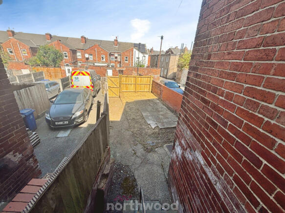 2 bed Terraced to rent Image 8