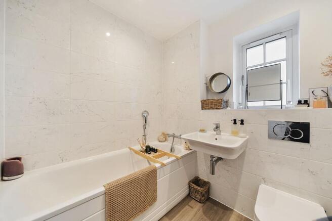 Bathroom W.C (1)