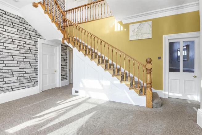 5 bed Detached for sale Image 9