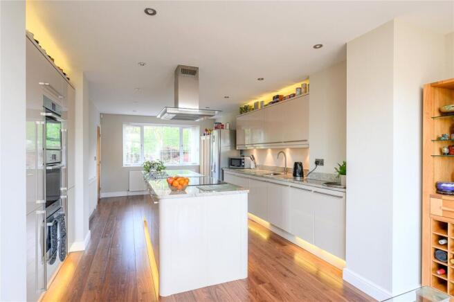 5 bed Detached for sale Image 9