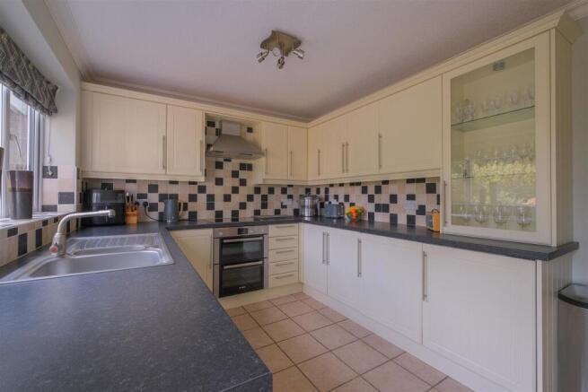 4 bed Detached for sale Image 9