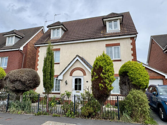 5 Bedroom Detached House - For Sale
