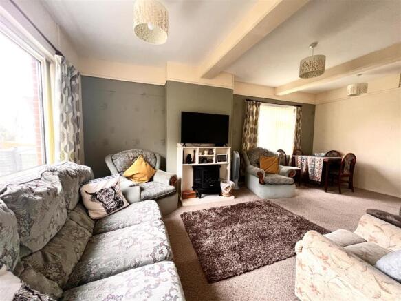 Lounge/Dining Room: