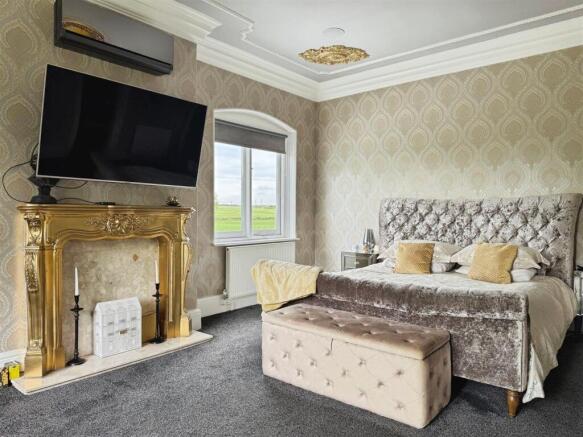 5 bed Detached for sale Image 9