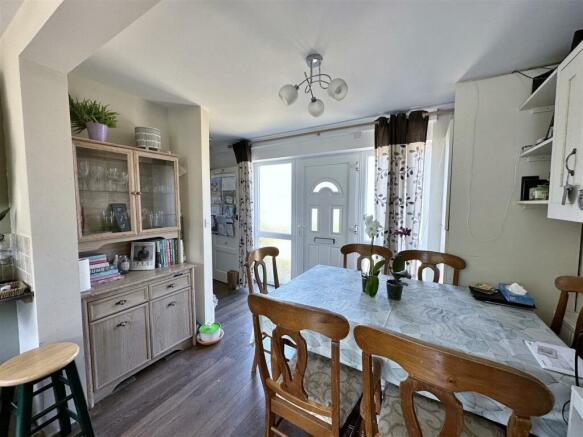 Kitchen/Dining Room: