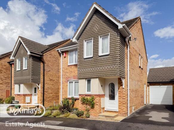 Beautifully presented 3 Bedroom Link Detached for