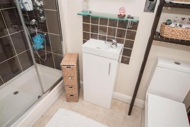 EN-SUITE SHOWER ROOM