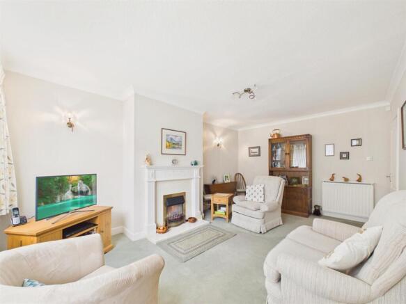 LOUNGE/DINING ROOM