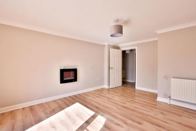 3 bed Town House for sale Image 9