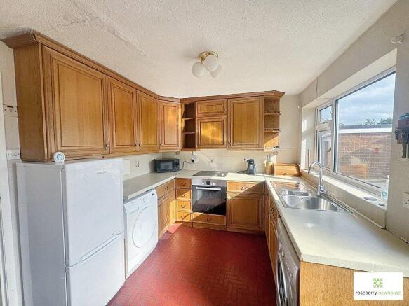 4 bed Bungalow for sale Image 6
