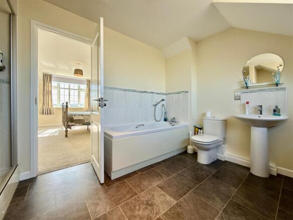 En Suite Bathroom.JPG