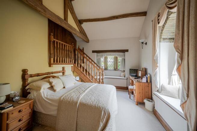 5 bed Detached for sale Image 12
