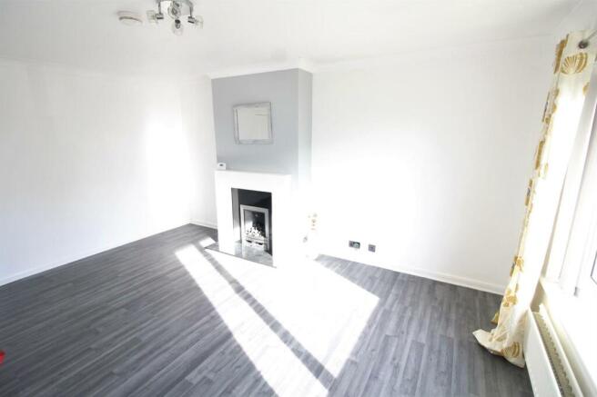 12 Brafferton Dr-Lounge1.JPG