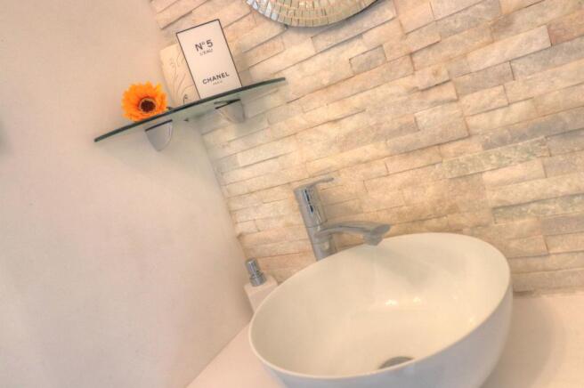 sink basin in wc