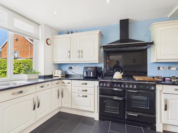 5 bed Detached for sale Image 9