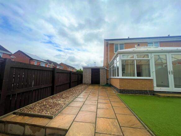 4 bed Town House to rent Image 12