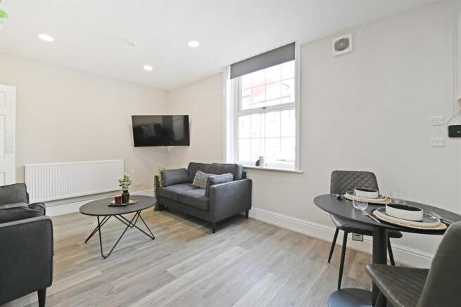 3 bed Apartment to rent Image 10