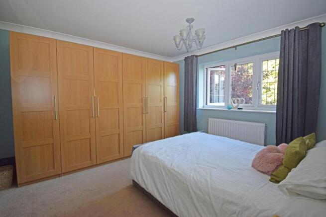 8 Hanbury Road, bed 1a.jpg