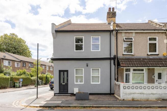 Cemetery Road, E7