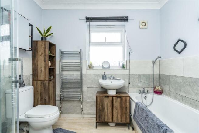 BATHROOM :
