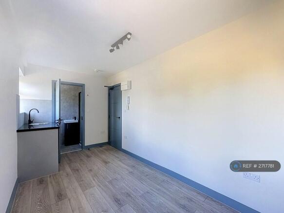 Room 4 ¿ £700 Pcm