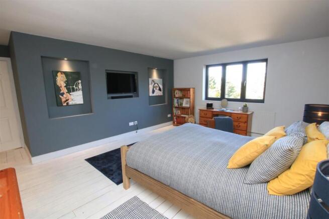 BEDROOM 2