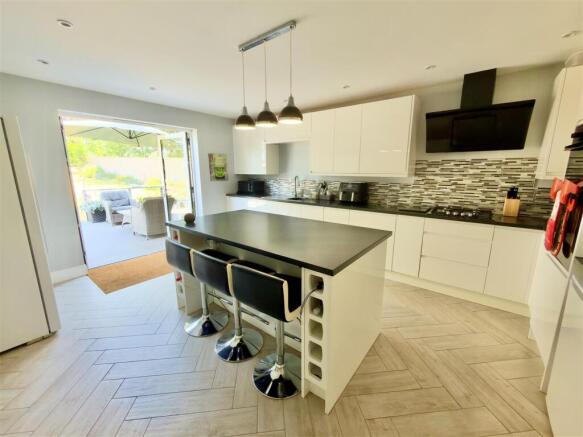 Kitchen 1.jpg