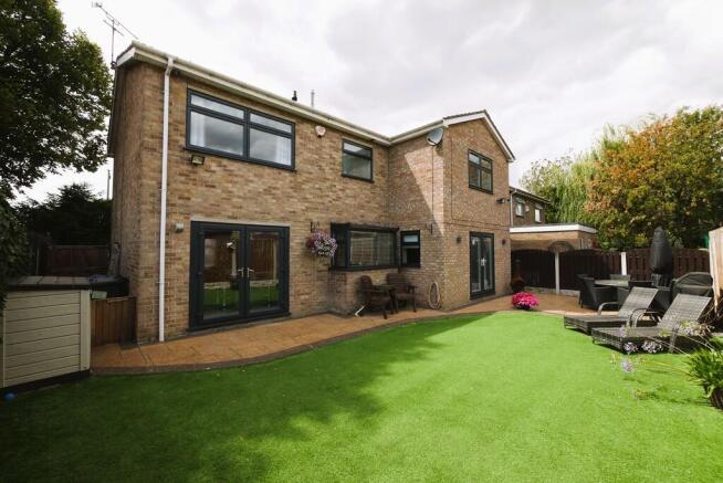 5 bed Detached for sale Image 7