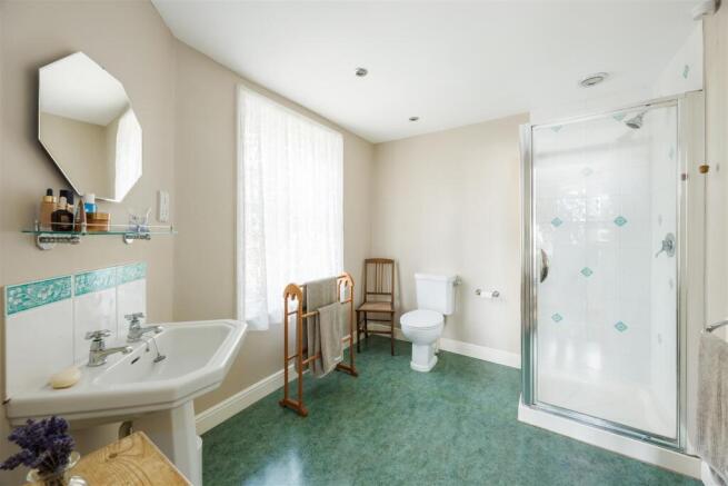 5 bed Detached for sale Image 9