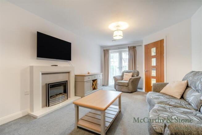 8704442-interior01.jpg