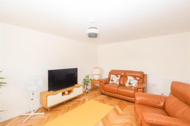 4 bed Detached for sale Image 6
