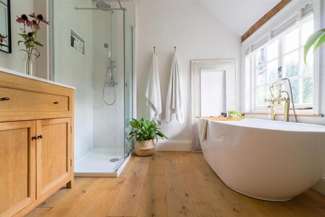 BATH/SHOWER ROOM pic 2
