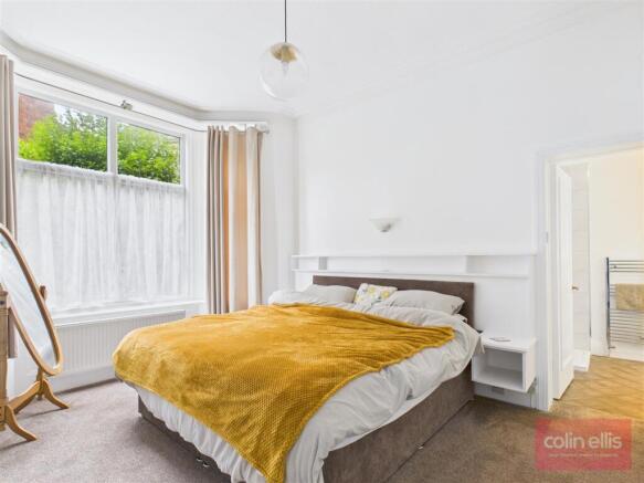5 bed Detached for sale Image 10