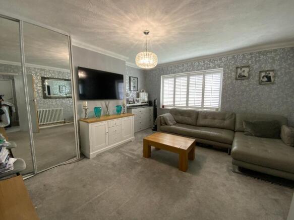 LIVING ROOM 13'11 x 11'5