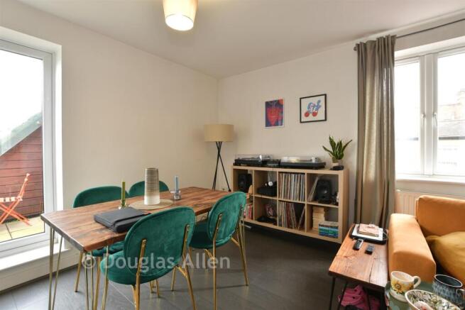 Lounge/Dining Area