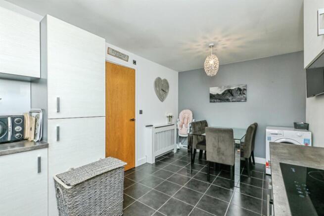 4 bed Detached for sale Image 8