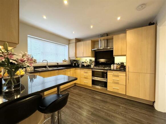 4 bed Detached for sale Image 6