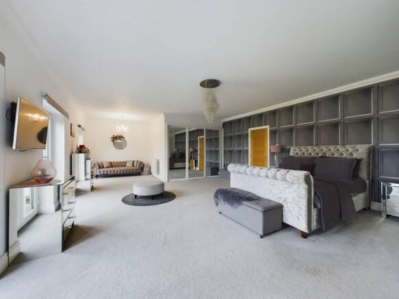5 bed Detached for sale Image 10