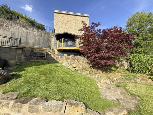 5 bed Detached for sale Image 8