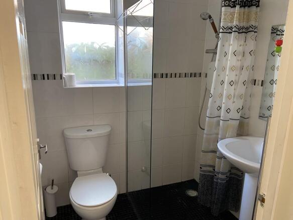 Bathroom 1 - Grou...