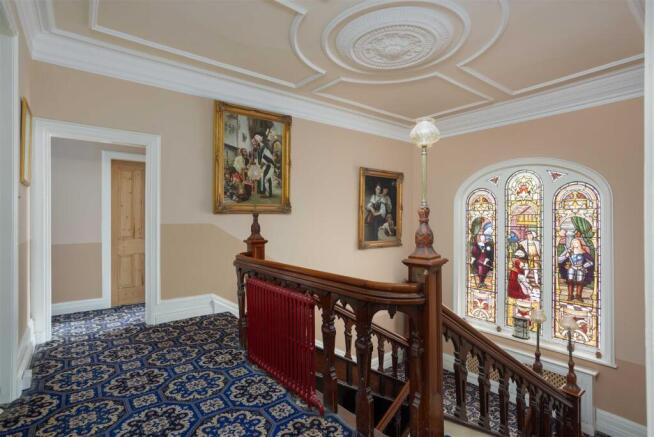 6 bed Detached for sale Image 10
