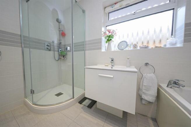 nicholas james glynn road west bathroom 2.jpg