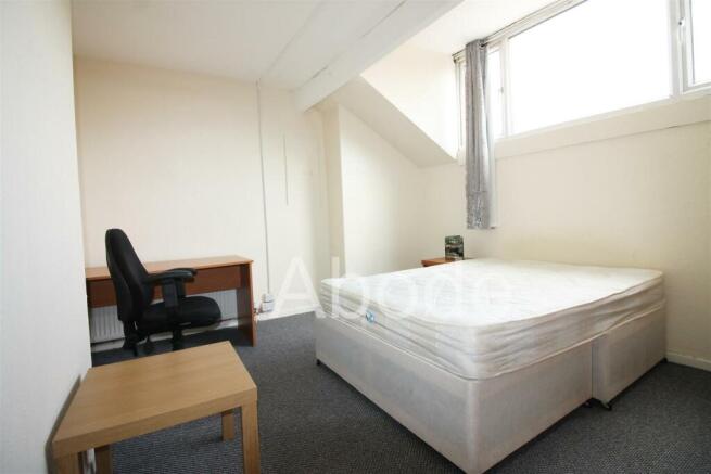 3 bed House to rent Image 5
