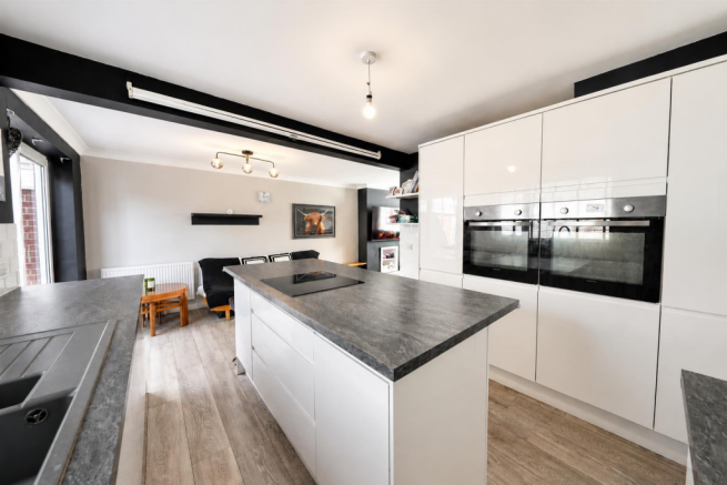 3 bed Semi-Detached for sale Image 6