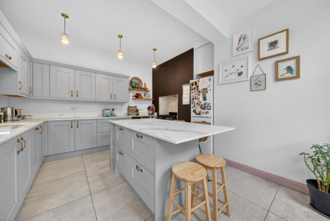 5 bed Semi-Detached for sale Image 5